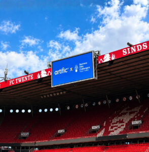 De logo’s van artific en Business Data Challengers samen op het stadionscherm van FC Twente